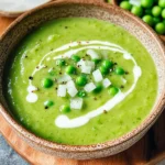 Feine Erbsensuppe mit gefrorenen Erbsen