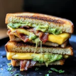 Gegrilltes Sandwich mit Avocado, Speck und Käse