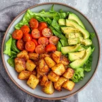 Knusprige Ofenkartoffeln mit Salat (einfaches Bowl Rezept)