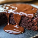 Saftiger Schokokuchen mit geschmolzener Schokolade